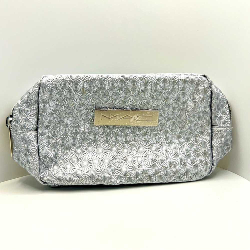 🦋$8 ~MAC Cosmetics Silver Makeup Bag ~ NEW